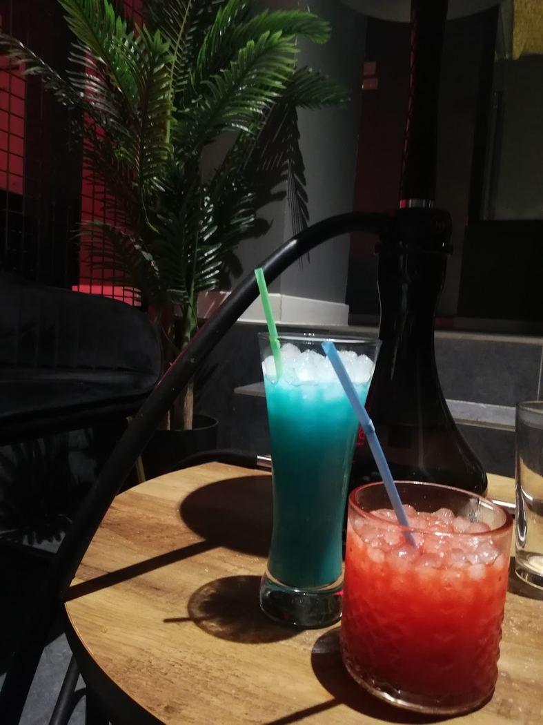 Batido de Oreo cremoso con trozos de galleta, servido en vaso alto.